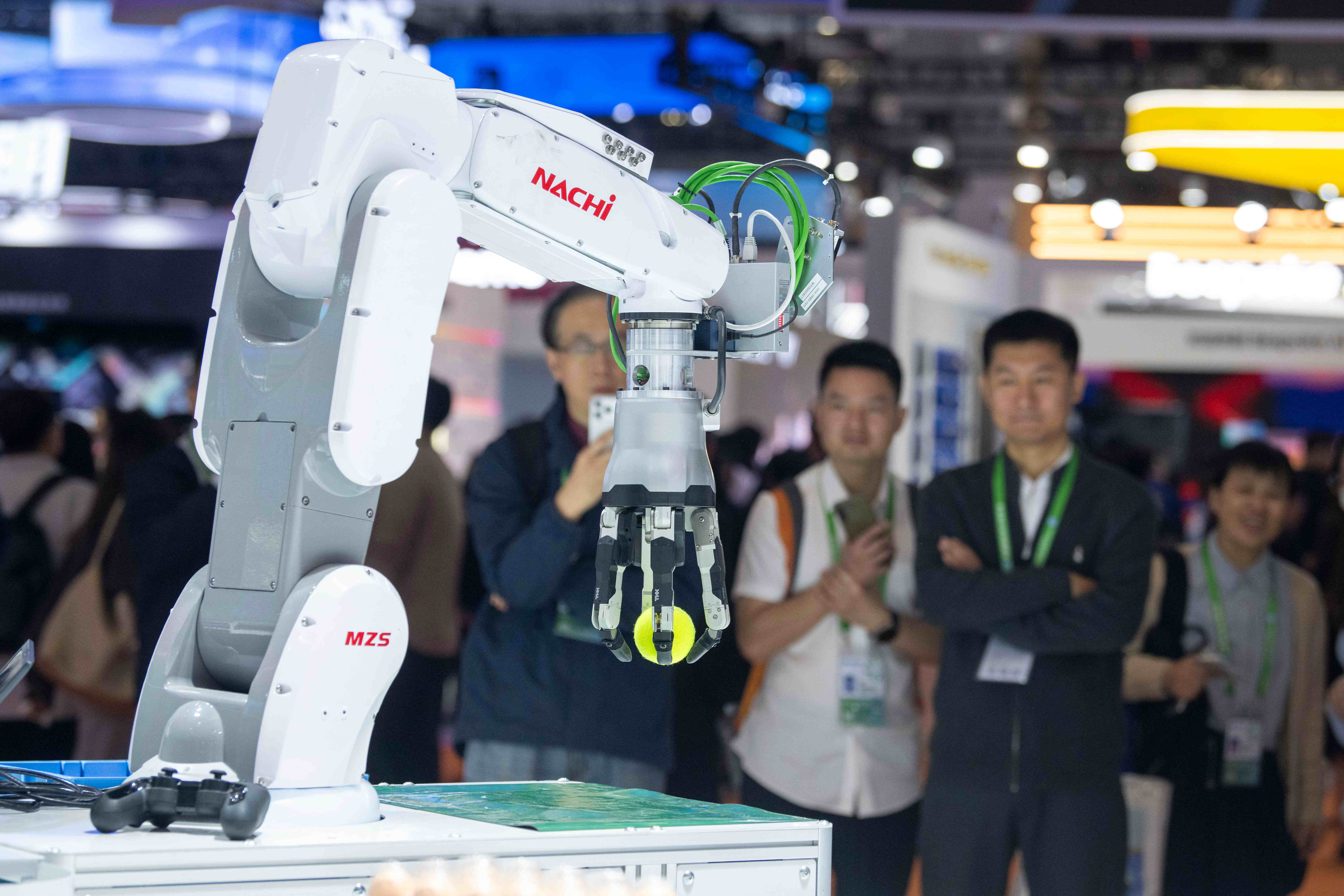 在第八屆進博會技術裝備展區的不二越展台,正在進行演示的MZS機器人吸引眾人目光。人民網記者 翁奇羽攝