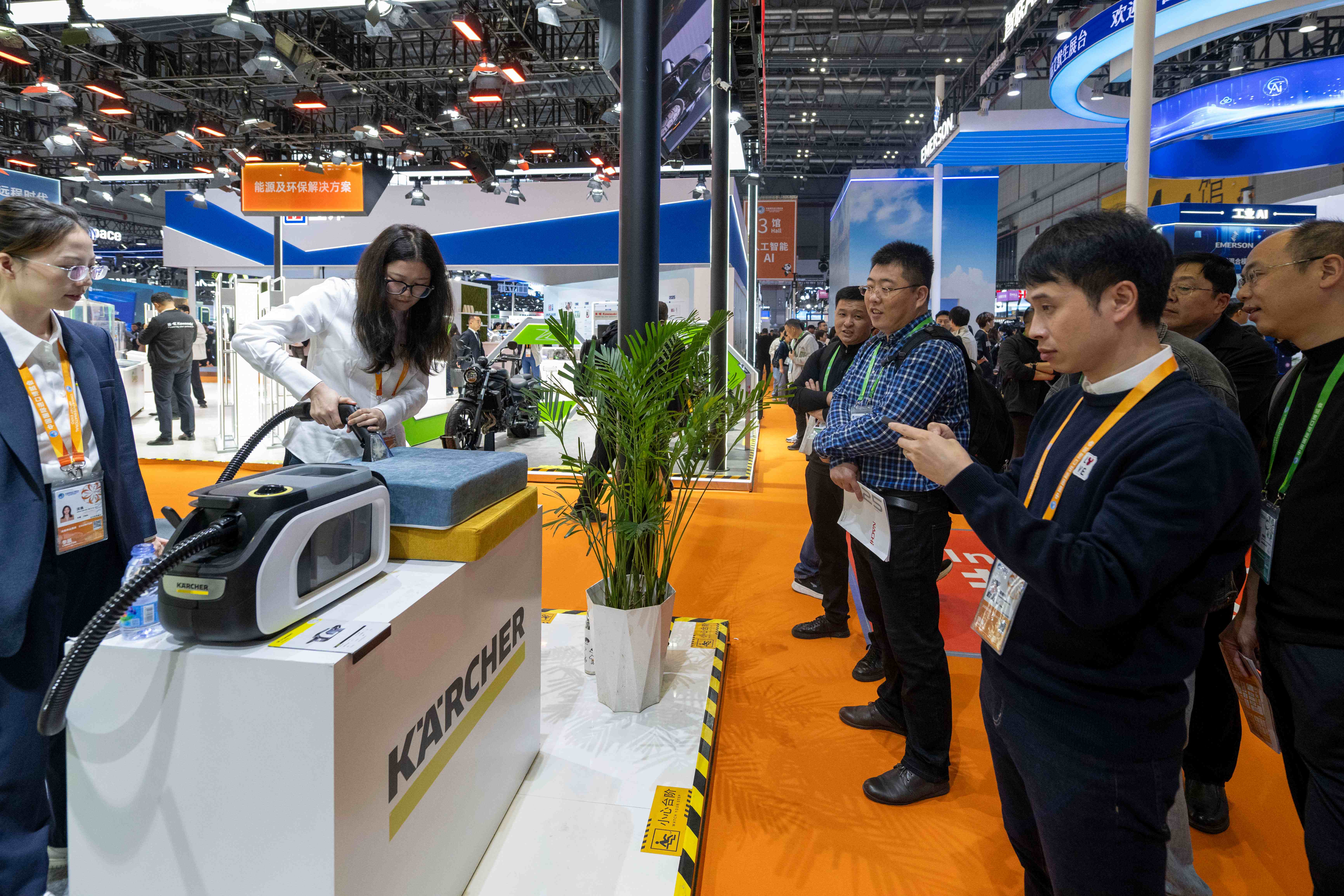 在第八屆進博會技術裝備展區的卡赫展台,工作人員正在演示操作布藝清洗機,吸引了參觀者駐足觀看。人民網記者 翁奇羽攝