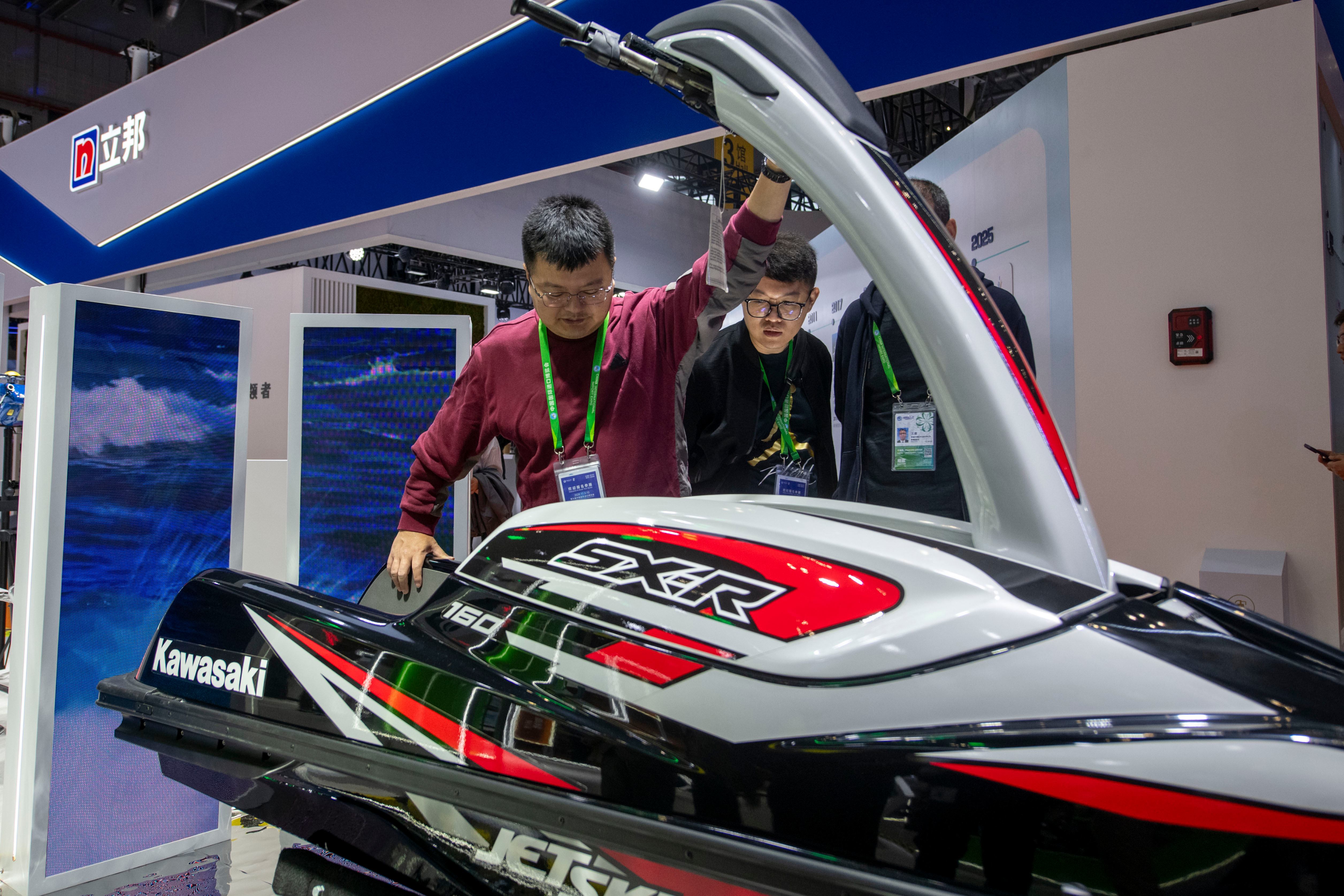 在第八屆進博會技術裝備展區的川崎重工展台,參觀者對摩托艇產生濃厚興趣。人民網記者 翁奇羽攝