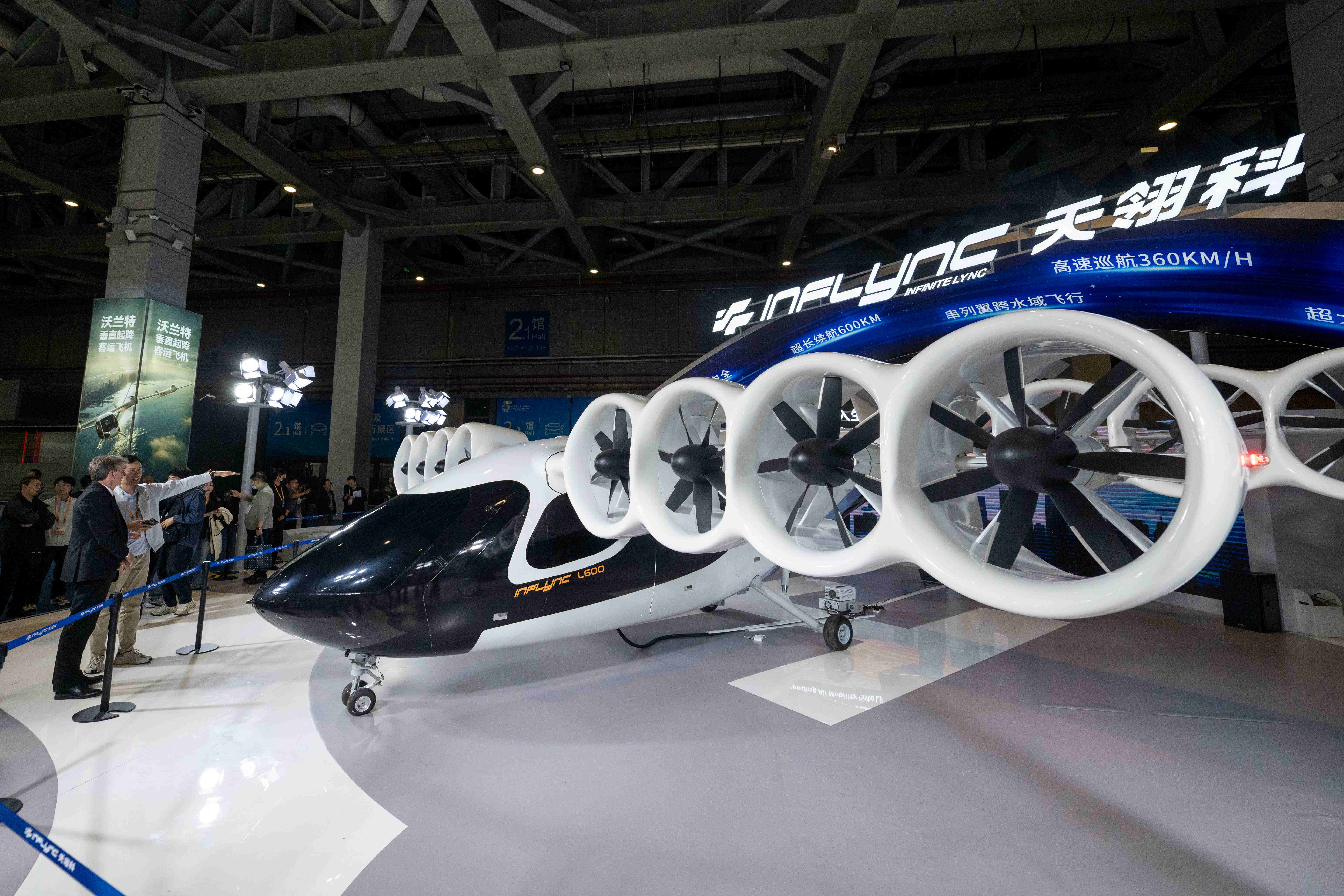 在第八屆進博會汽車及智慧出行展區，觀眾正在參觀天翎科L600空中專車。人民網記者 翁奇羽攝