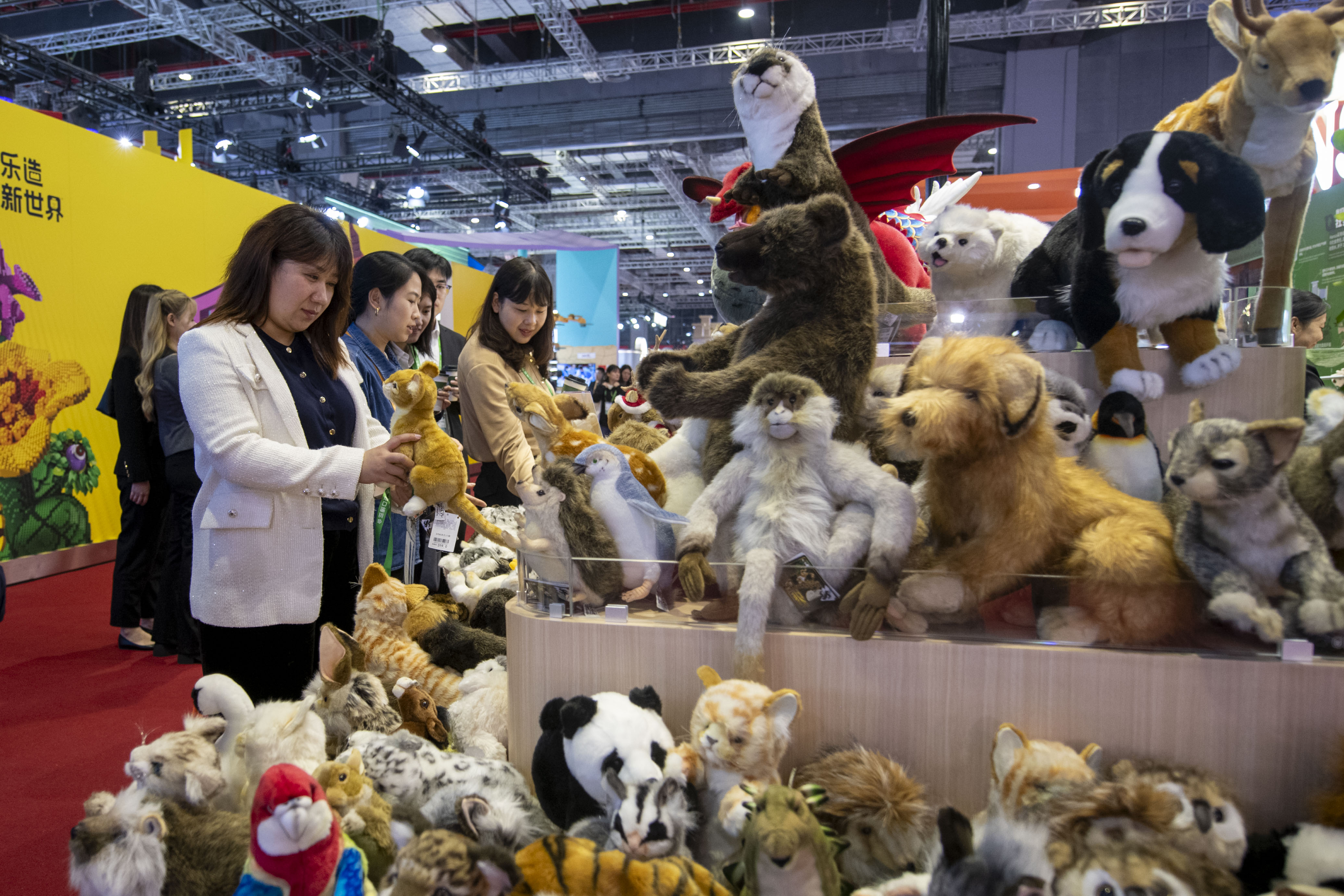 在第八屆進博會消費品展區，來自澳大利亞純手工縫制的毛絨玩具引人關注。人民網記者 翁奇羽攝