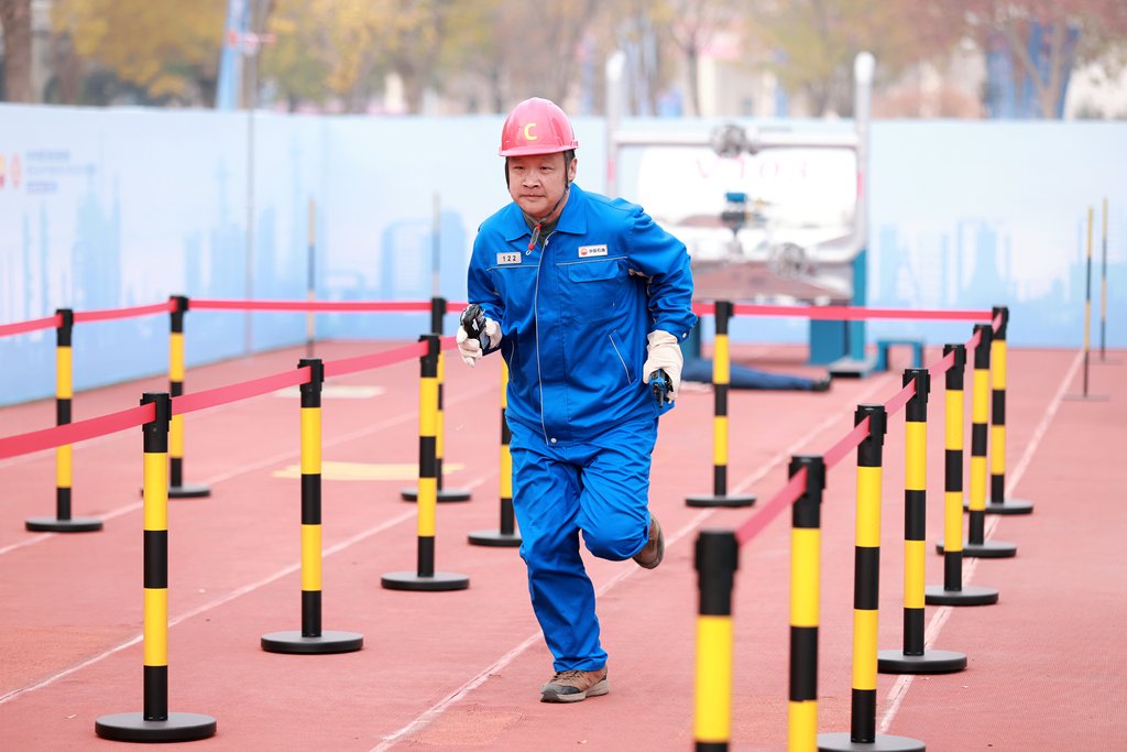 图为2025年全国行业职业催化重整装置操作工技能竞赛现场。华北石化公司供图