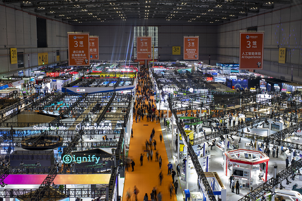 技術裝備展區,參觀者絡繹不絕。人民網記者 翁奇羽攝