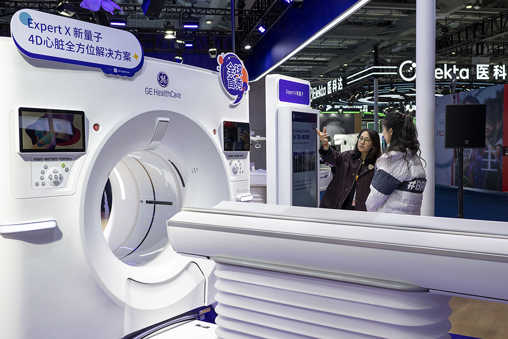 GE醫療展台,工作人員正在介紹全球首秀展品。人民網記者 翁奇羽攝