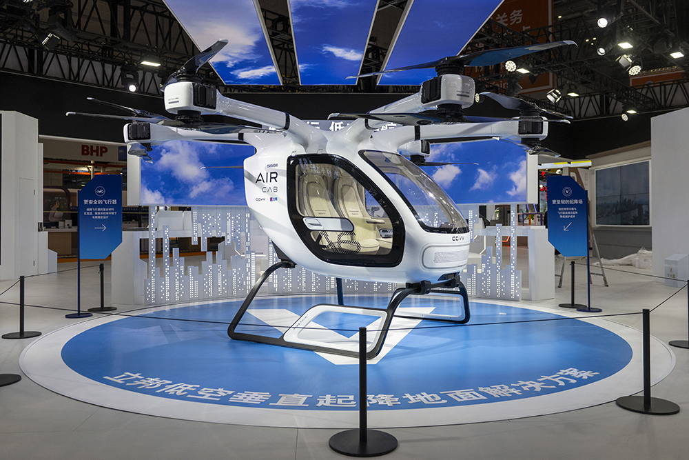 立邦帶來的低空垂直起降地面解決方案,涂裝的地坪具有持久、安全、彈性抗裂等特點。人民網記者 翁奇羽攝