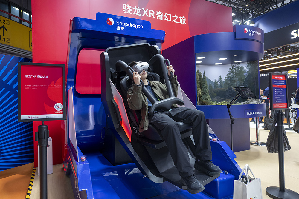 參觀者在高通展台通過PICO 4 Ultra MR一體機沉浸式體驗驍龍XR奇幻之旅。人民網記者 翁奇羽攝