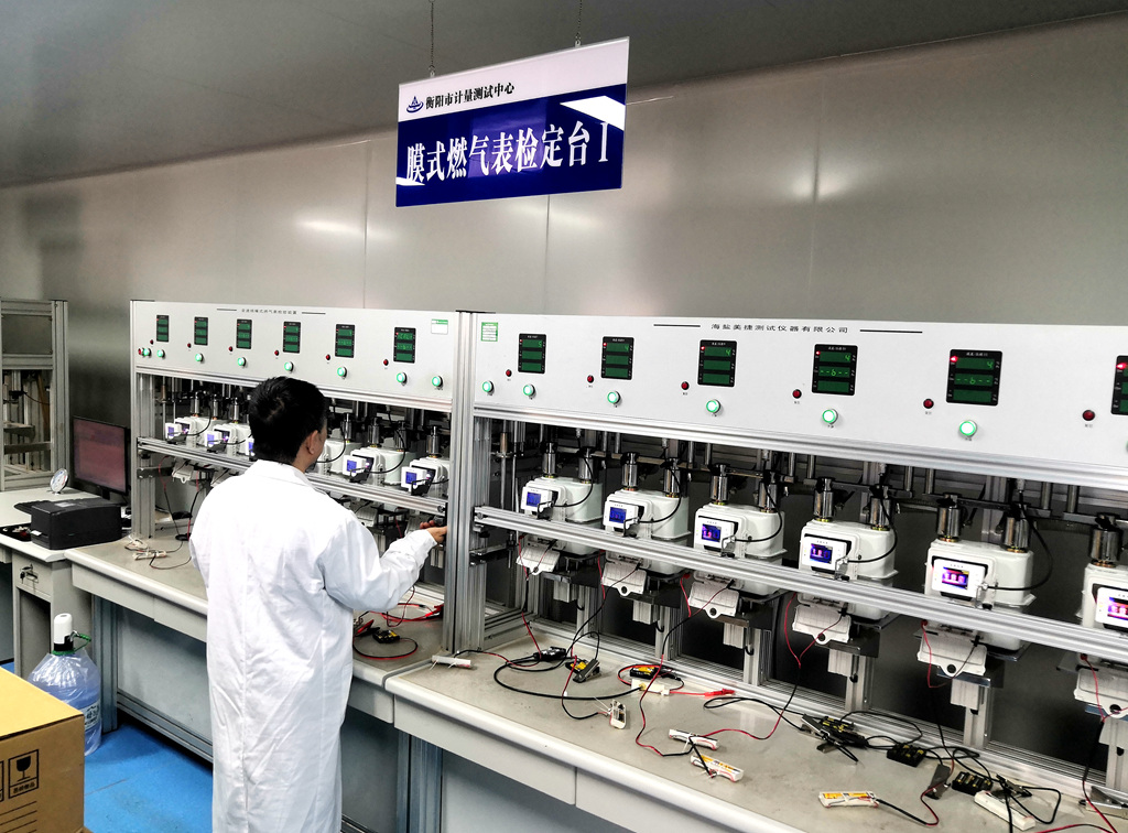 衡陽市計量測試中心燃氣表檢定台工作人員正在檢定燃氣表。人民網記者 孫博洋攝