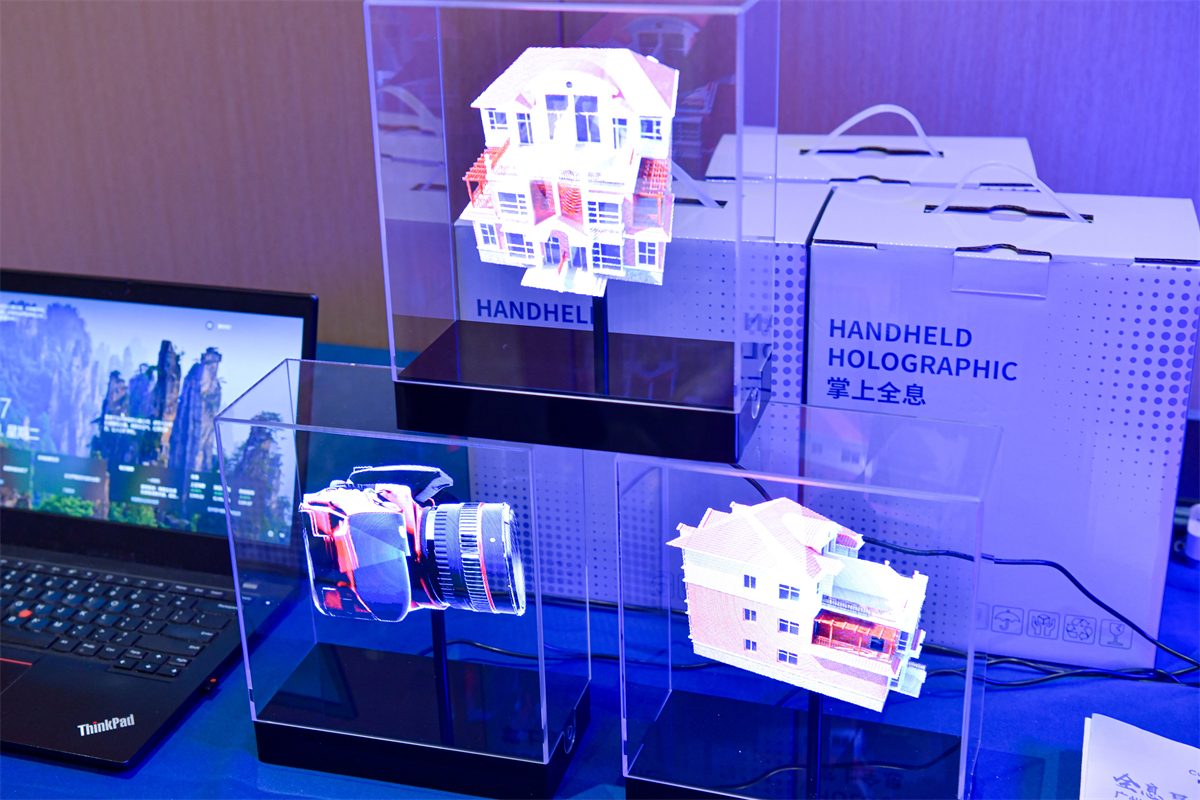 大会还在现场设置了数智产品展示专区,多家科技企业携新款智能产品亮相。人民网记者 任峰涛摄