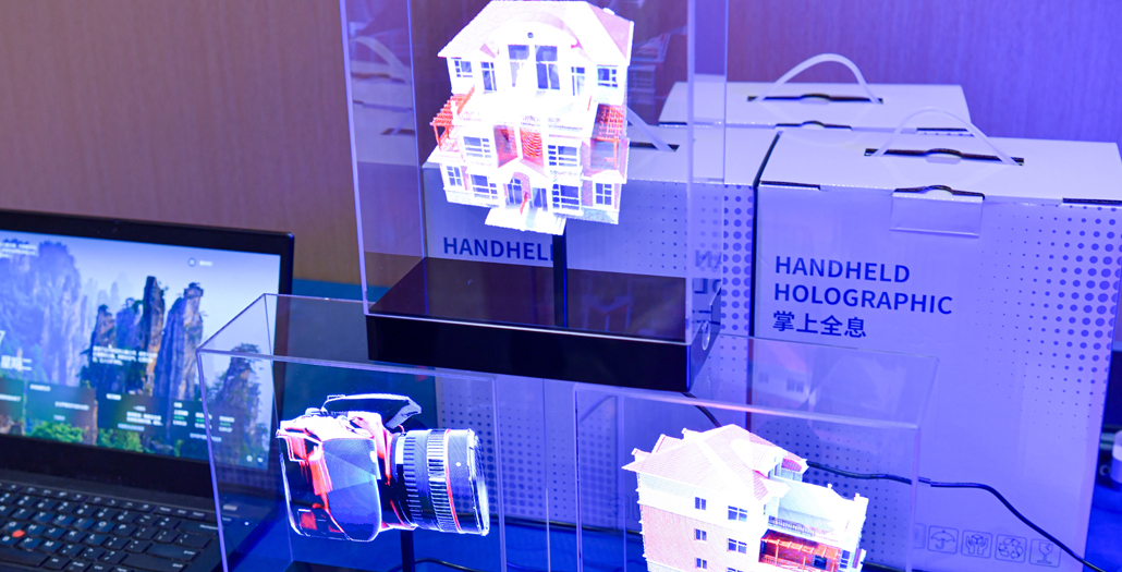 大會還在現場設置了數智產品展示專區，多家科技企業攜新款智能產品亮相