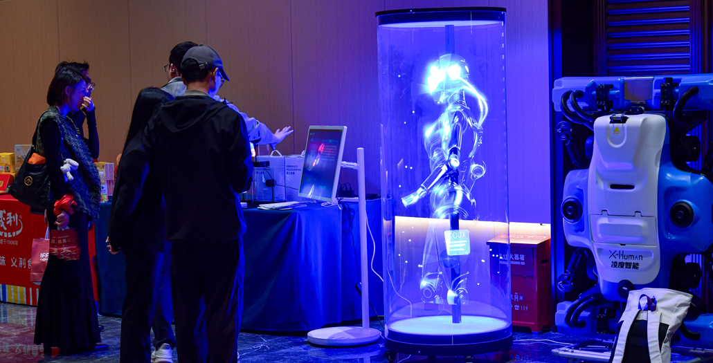 大會現場設置了數智產品展示專區，多家科技企業攜新款智能產品亮相