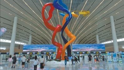 為世界屋脊拓展新空港走進西寧曹家堡國際機場（以下簡稱“西寧機場”）航站樓，來往旅客熙熙攘攘，80個值機櫃台、26條安檢通道秩序井然。今年8月，包括新建三號航站樓、綜合交通中心、站坪和貨站等在內的西寧機場三期擴建工程投運。這座在世界屋脊上擴建的新空港攻克了哪些難題？為旅客帶來哪些新體驗？對推動經濟發展有哪些重要意義？記者進行了採訪。