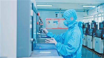 “工業牙齒”與新興產業“咬合”越來越緊密近年來，人造金剛石的應用領域還從工業材料拓寬到功能材料、消費產品。在三磨所鑽石品牌展櫃，胸針、鑽戒等培育鑽石產品璀璨奪目。“金剛石是自然界最堅硬的物質，千磨萬擊才孕育出來。比金剛石更堅硬的，是我們攻克難題的決心。”站在歷經60多年風雨的“功勛壓機”旁，王光祖的話語充滿堅定。