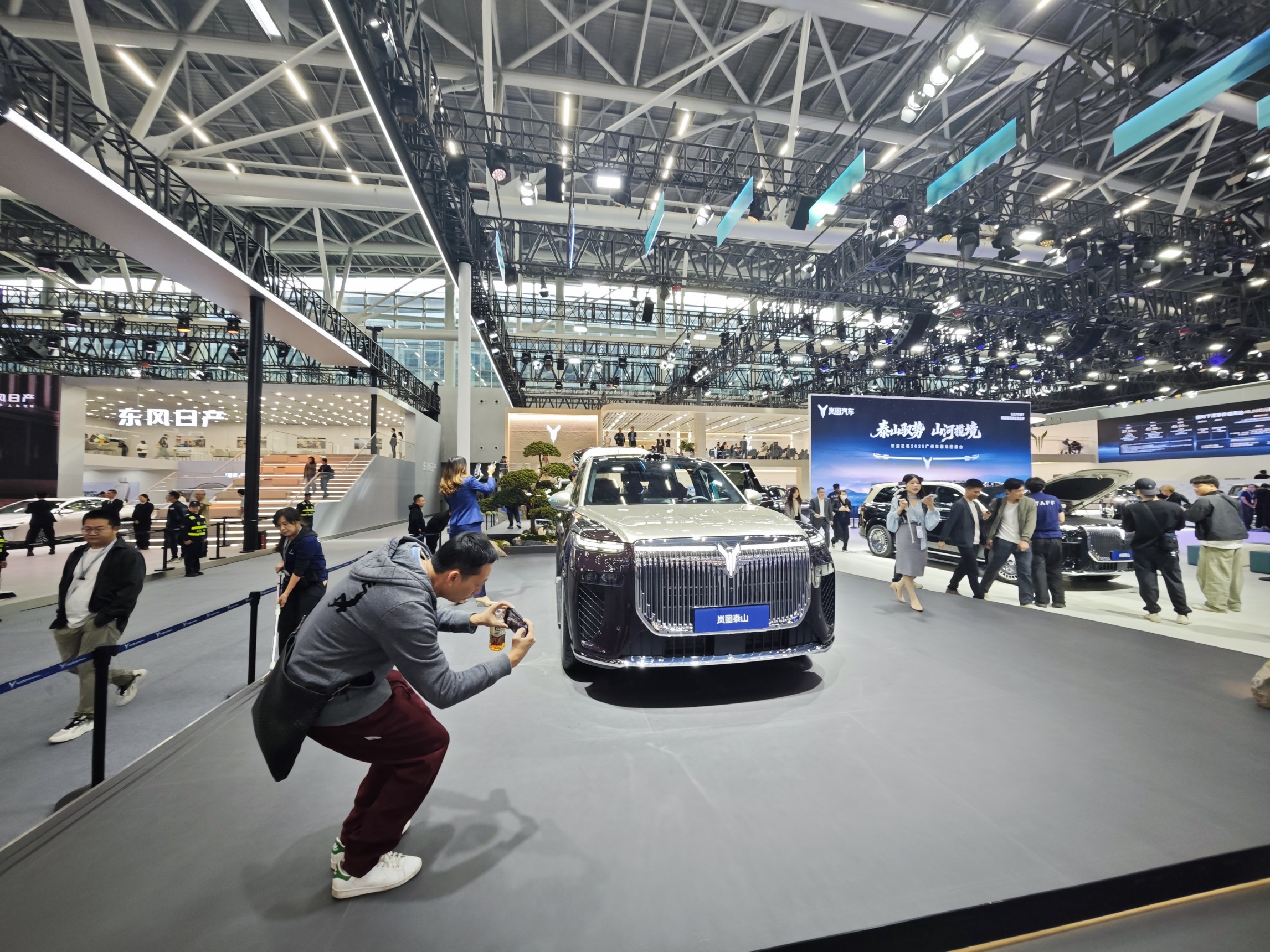 观众正在拍摄首发新车。人民网记者 王天乐摄