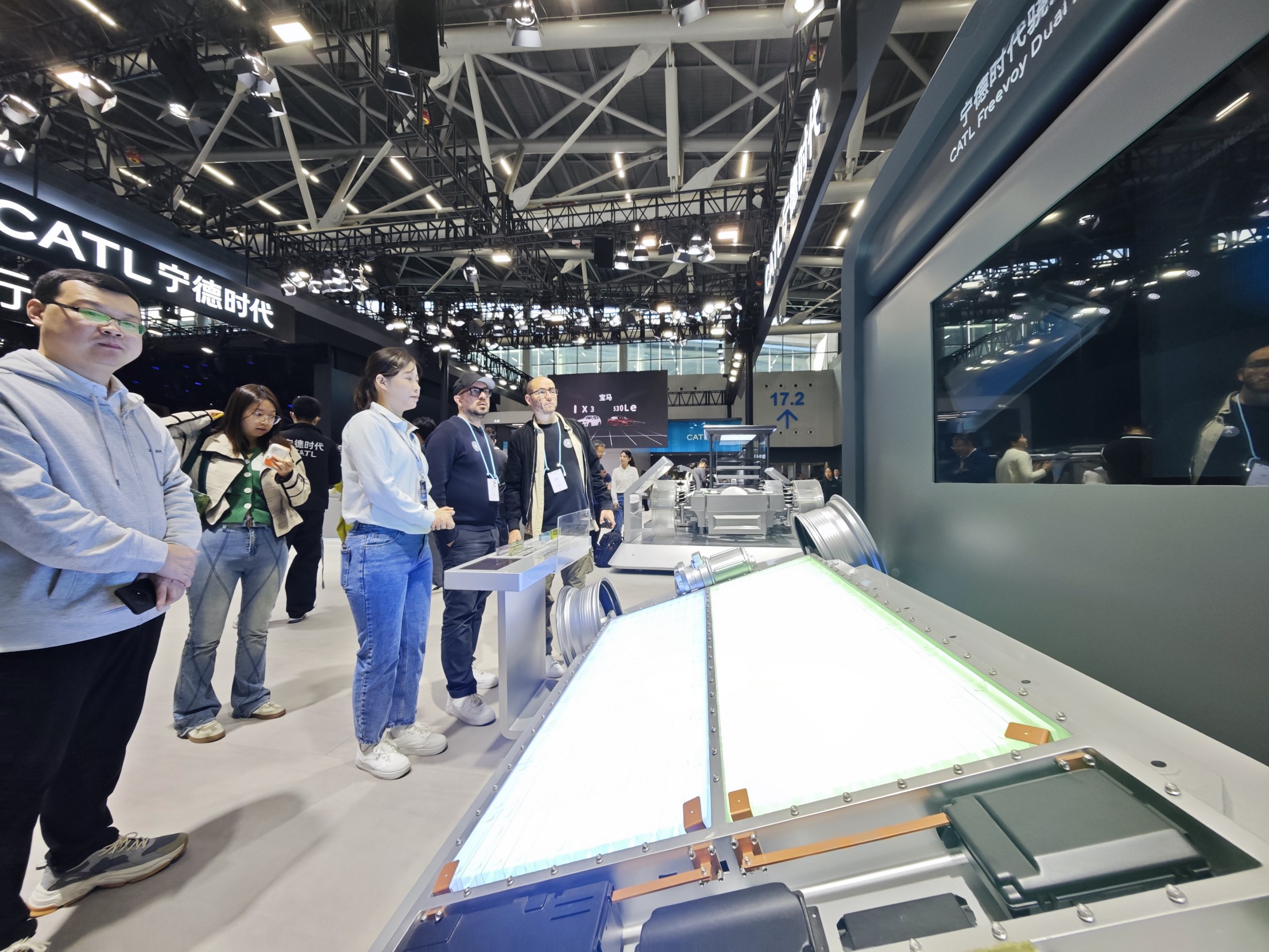 外国参观者正在观看汽车电池技术演示。 人民网记者 车柯蒙摄