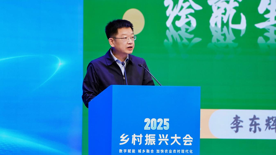 李东辉在会上介绍伊春市振兴乡村的探索。