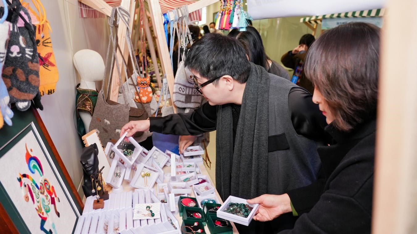 内蒙古好物吸引众人驻足。