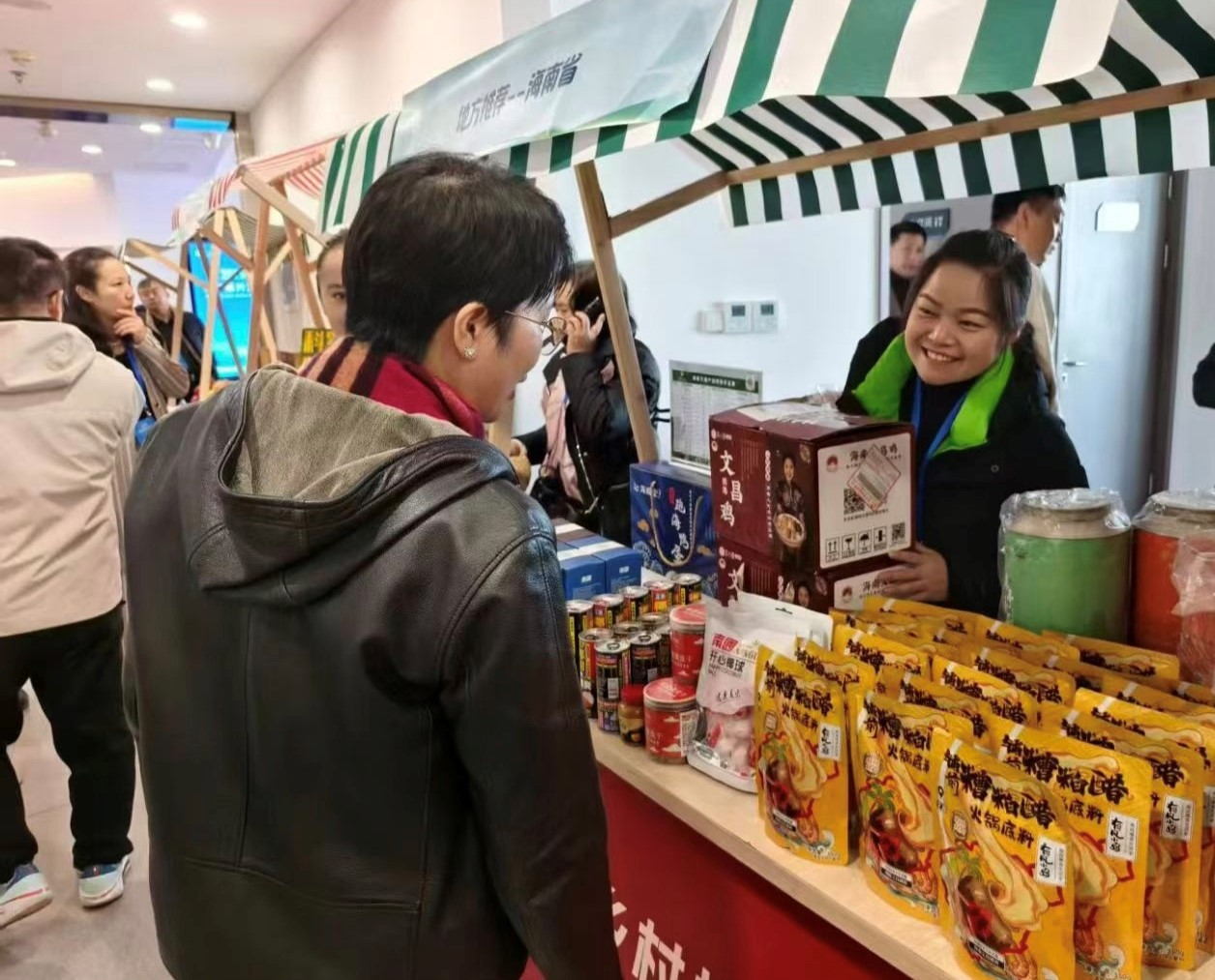 参观者咨询海南农特。