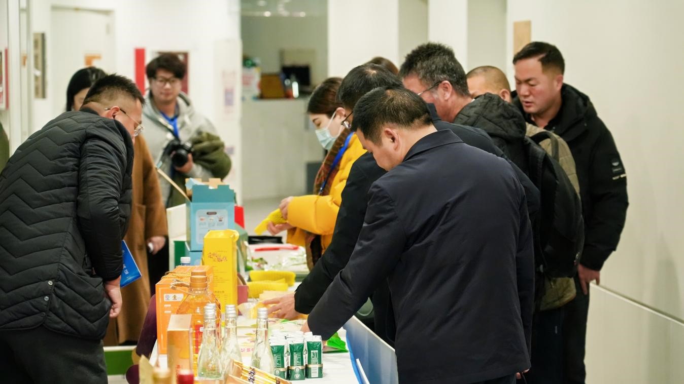 参观者在“人民优选·区域品牌赋能计划”区域进行体验。