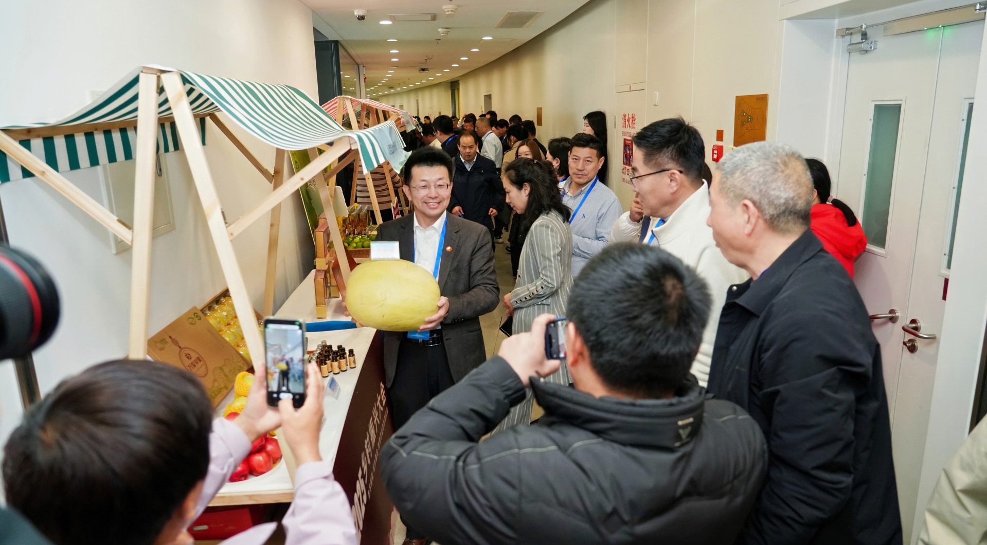 乡村振兴大会场外体验：特色农货这样“圈粉”