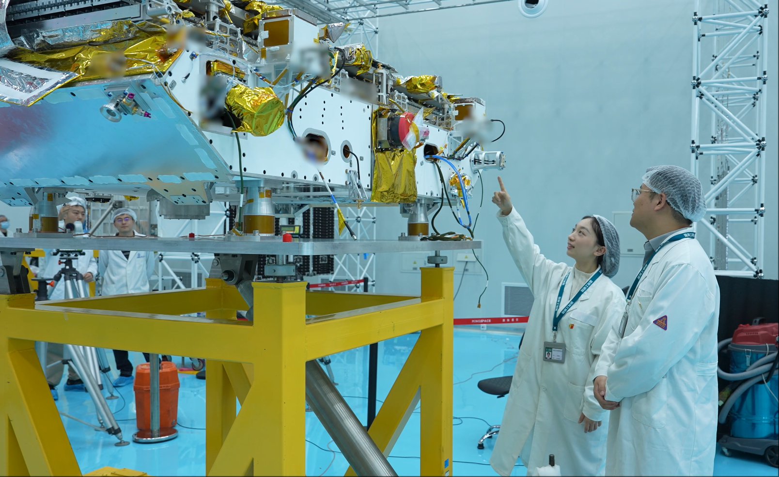 國網工研院衛星遙感團隊工作人員在衛星研發實驗室進行衛星組裝、性能測試工作