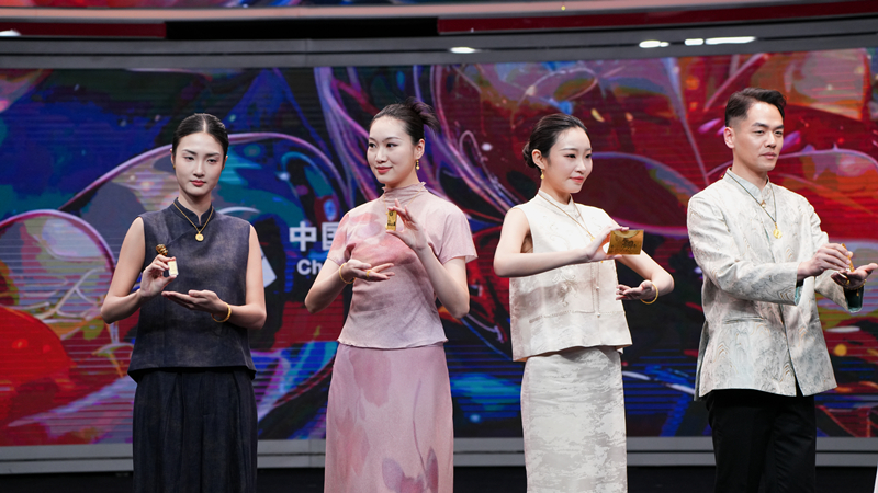 “中国黄金首届金条节”新品发布与时尚秀演现场。摄影/刘磊 王祎鑫