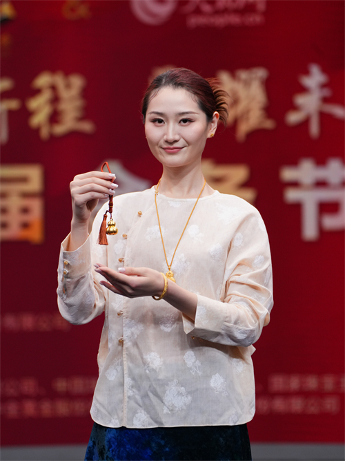 图为现场展示的“足金把件-福禄手把件”“足金吊坠-地藏王花丝葫芦吊坠”“足金耳饰-竹间星芒（方）” 及“玉露凝光·缠枝镯”。摄影/刘磊 王祎鑫