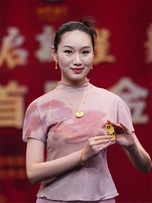 图为现场展示的“马年大吉竖版金条”“长乐未央套系-西安”“足金套链-莲年如意”“足金手镯-祥云绕福”及“莲开福韵戒指”。摄影/刘磊 王祎鑫