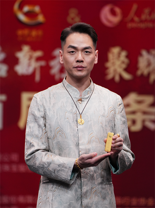 图为现场展示的“足金吊坠-马到成功”“足金戒指《吞金兽》戒指”“金葫纳福”及“投资金条-财富”。摄影/刘磊 王祎鑫
