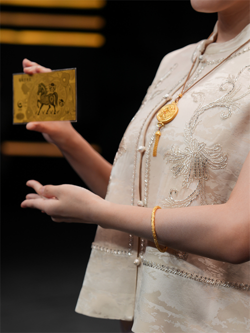 图为现场展示的“马年金钞”“唐韵卷草手镯” 及“凤韵生辉吊坠”。 摄影/刘磊 王祎鑫