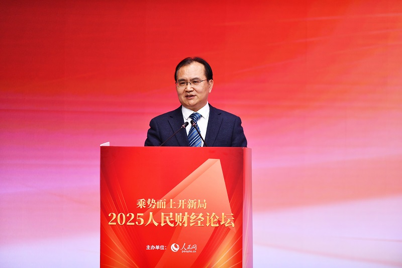 國家統計局黨組成員、副局長盛來運在“2025人民財經論壇”上作主旨發言。人民網記者任峰濤 攝
