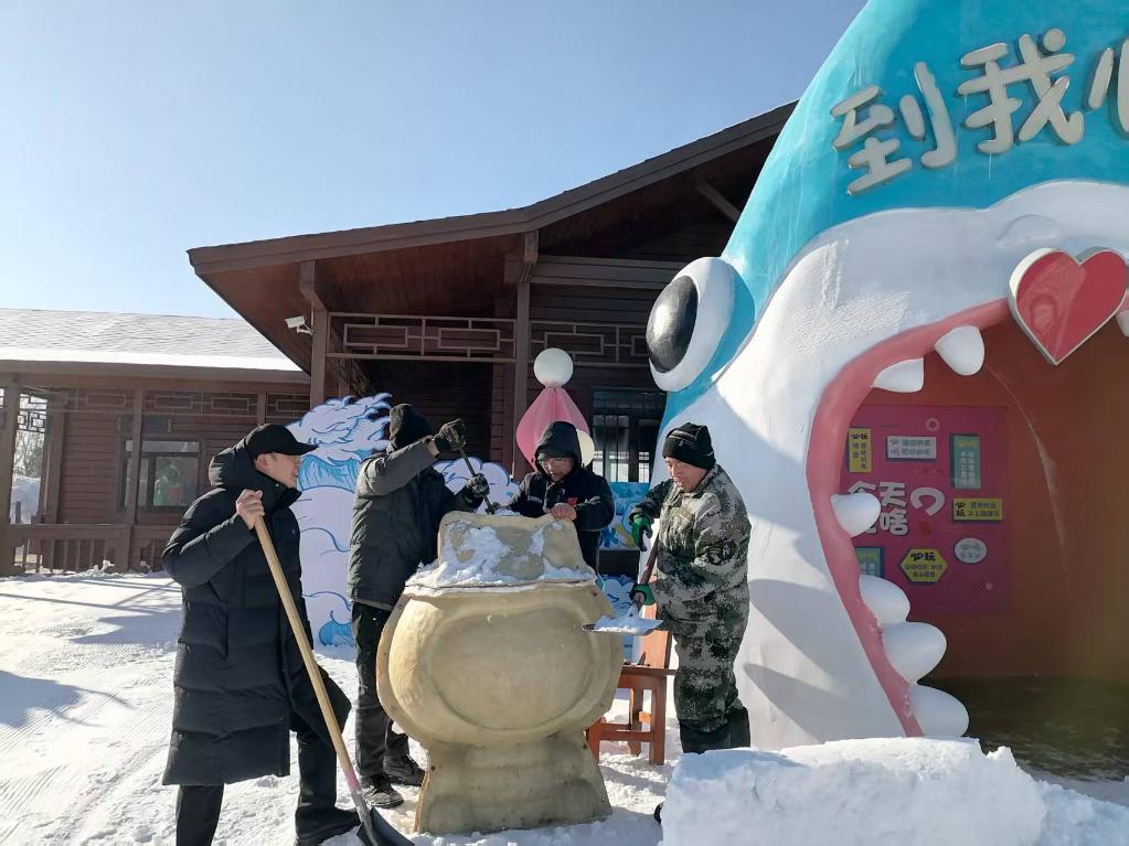李珂亮正在帶著工作人員為冰雪節吉祥物塑形。（遼寧錦州市委宣傳部供圖）