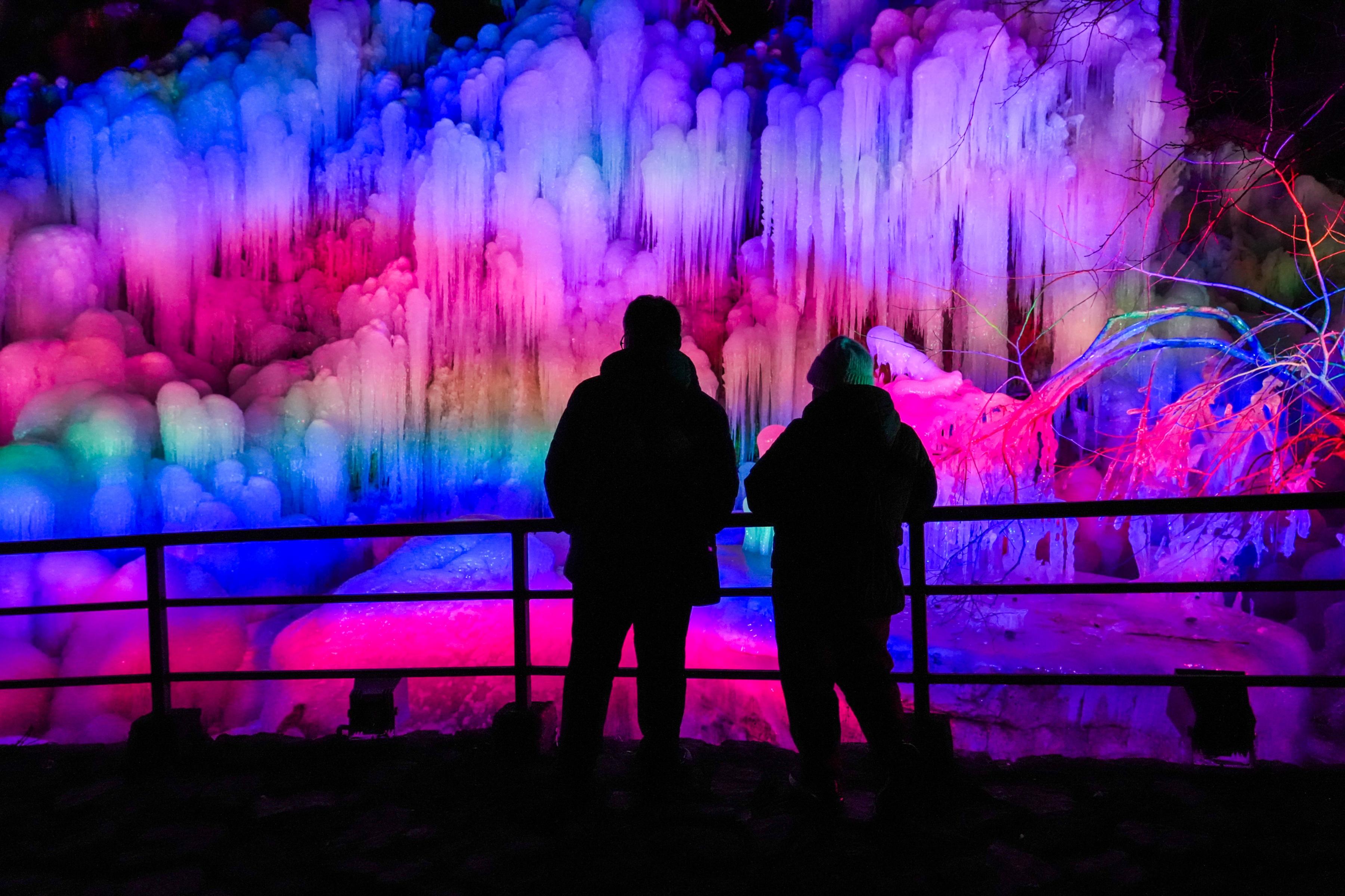 北京市平谷區京東大峽谷景區的燈光與冰瀑相映成趣。馬平川攝