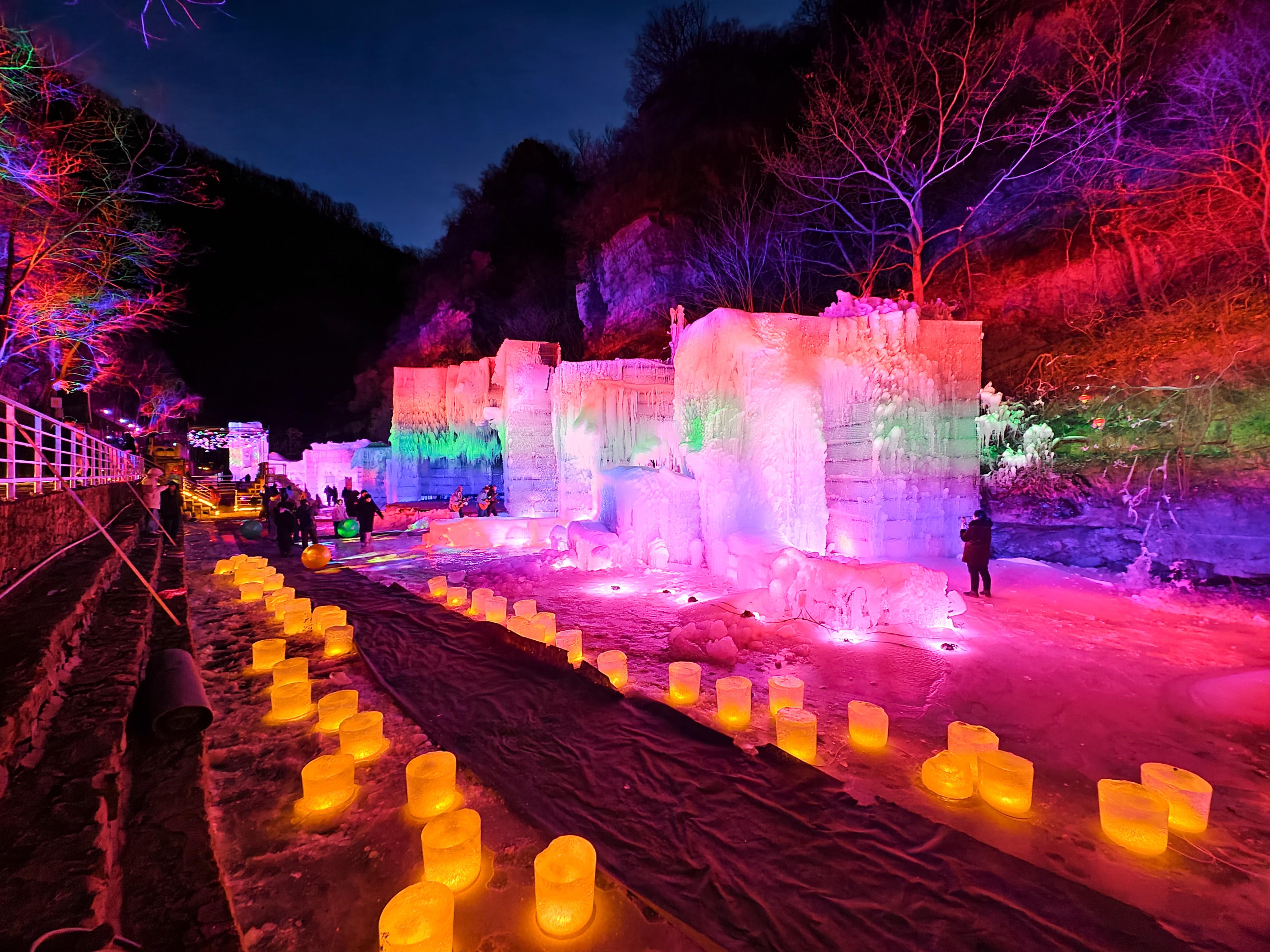 北京市平谷區京東大峽谷景區的冰雪燈光秀。馬平川攝