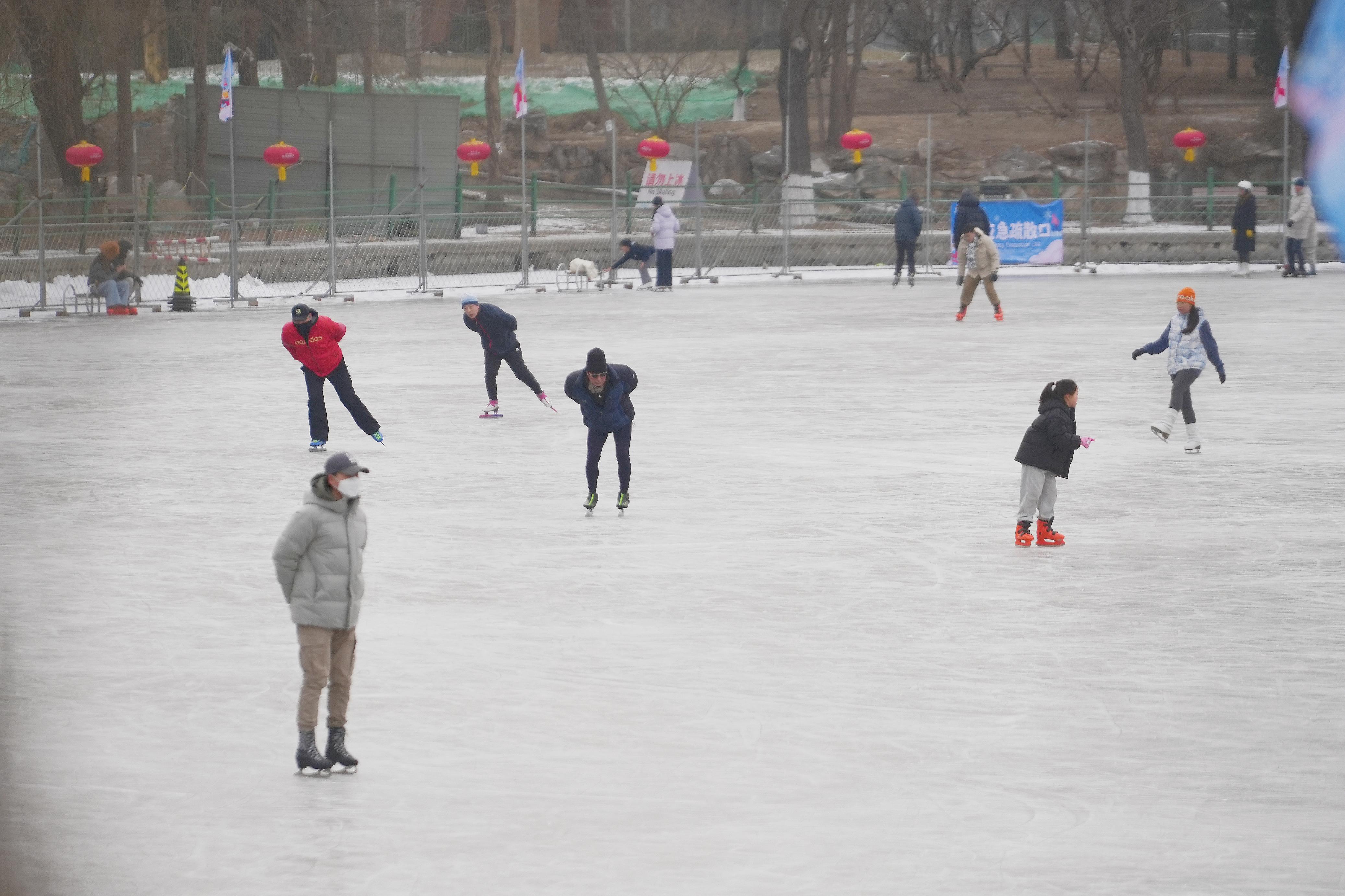 北京一家公園內的冰場上，人們正在享受冬日的樂趣。人民網記者 王天樂攝