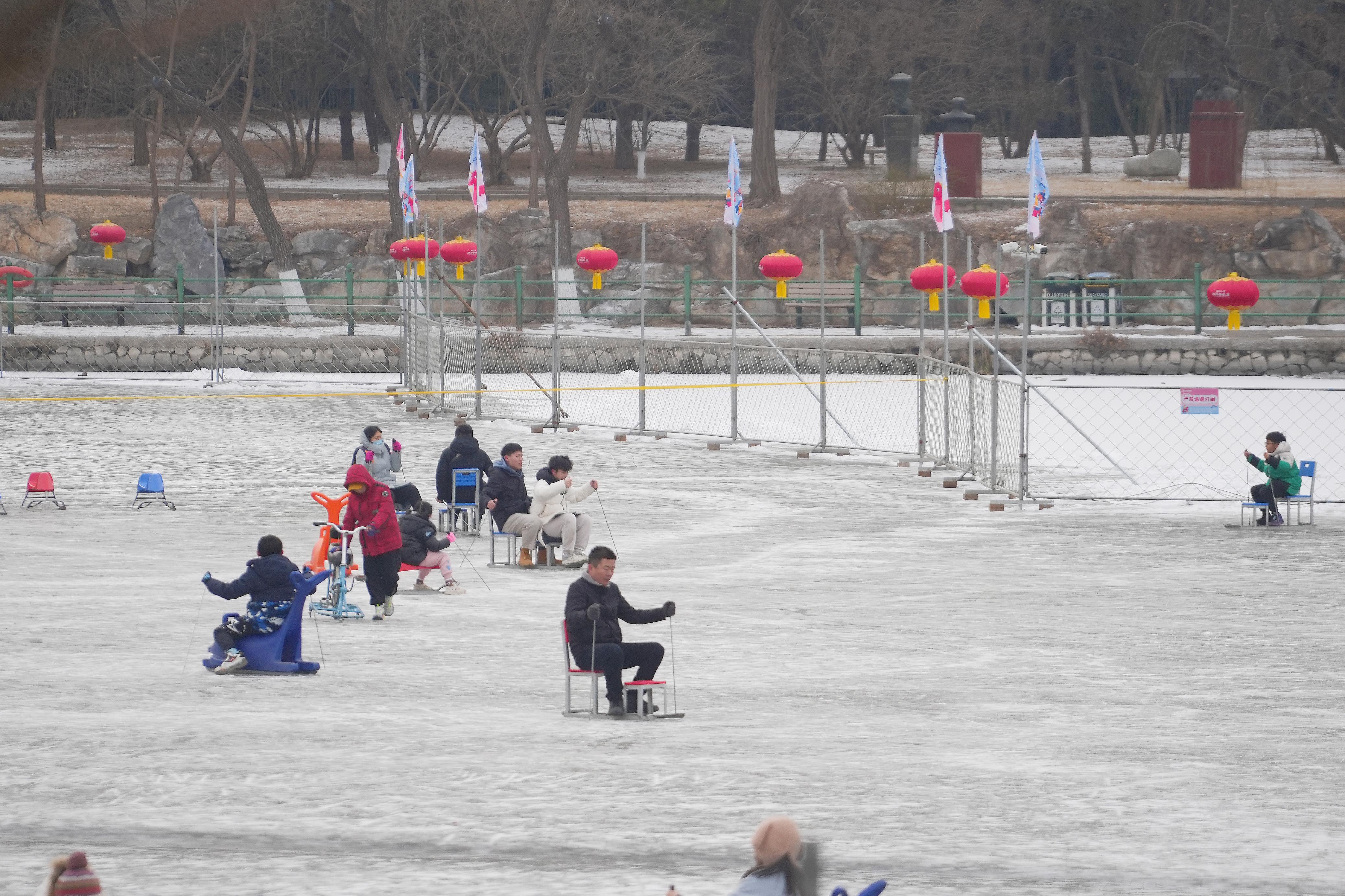   北京市朝陽區公園的冰場上，游客正暢快地享受滑冰的樂趣。人民網記者 王天樂攝