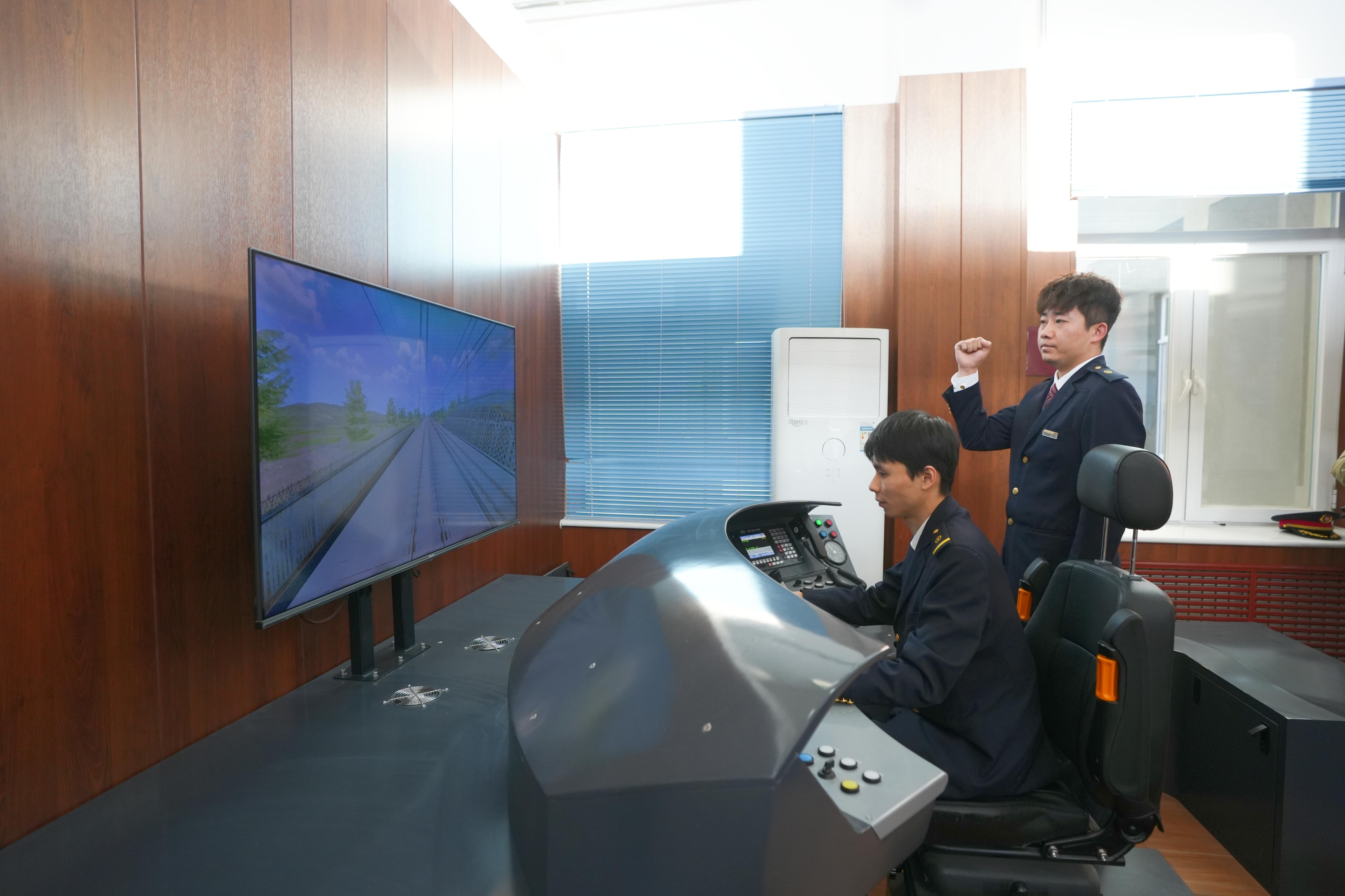 高铁司机学员正在进行驾驶室实训。人民网记者 王天乐摄