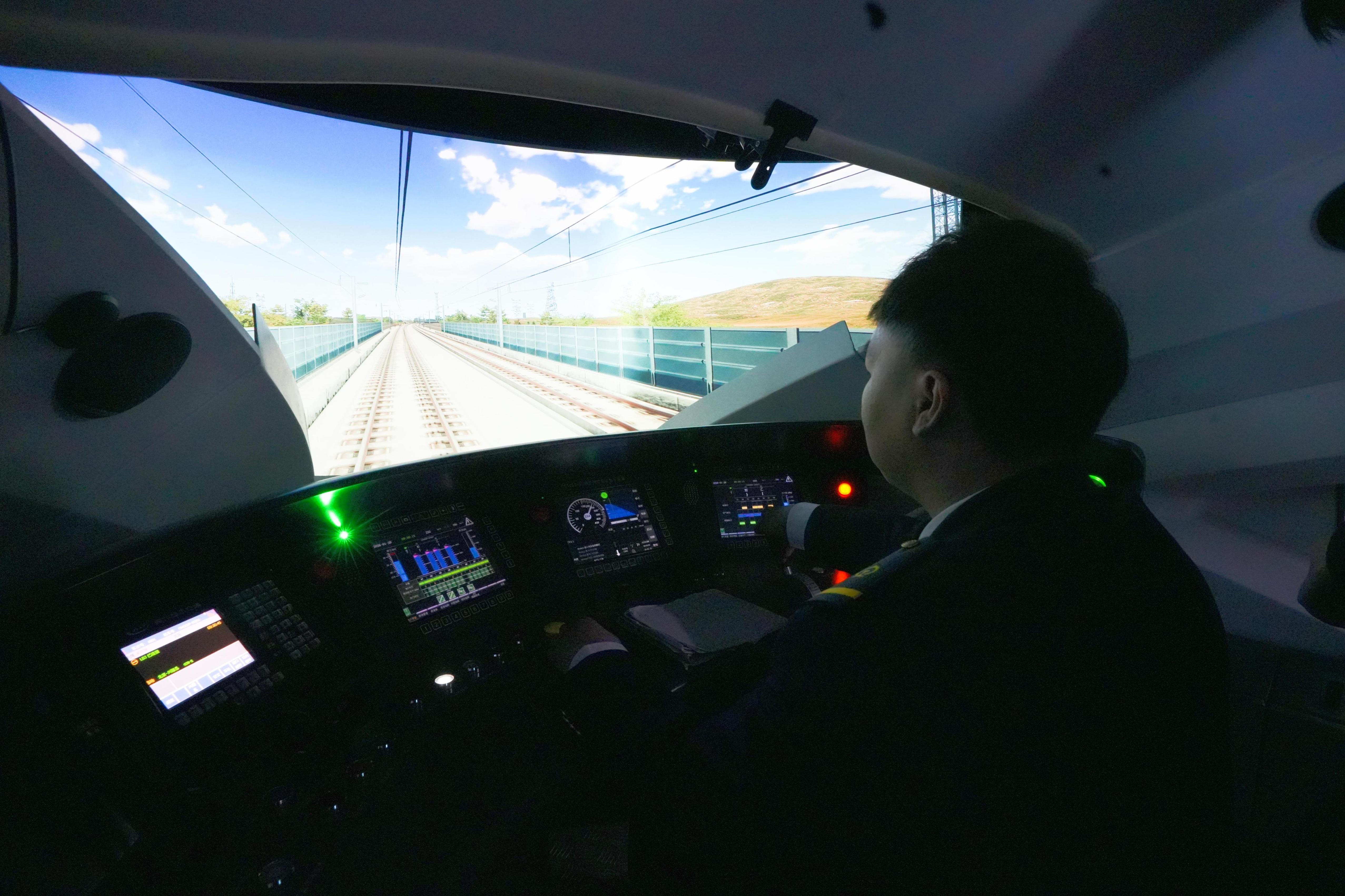 高铁司机学员在模拟驾驶舱内进行模拟驾驶。 人民网记者 王天乐摄