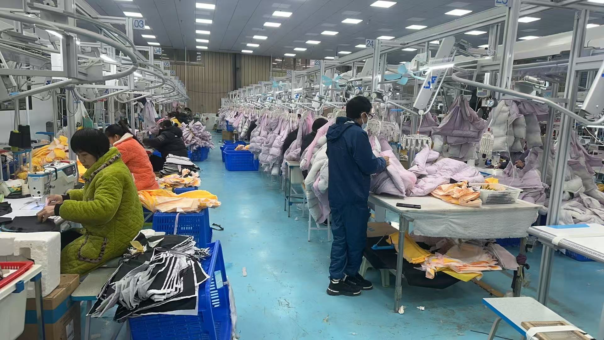 工人正在服装加工车间里工作。受访者供图