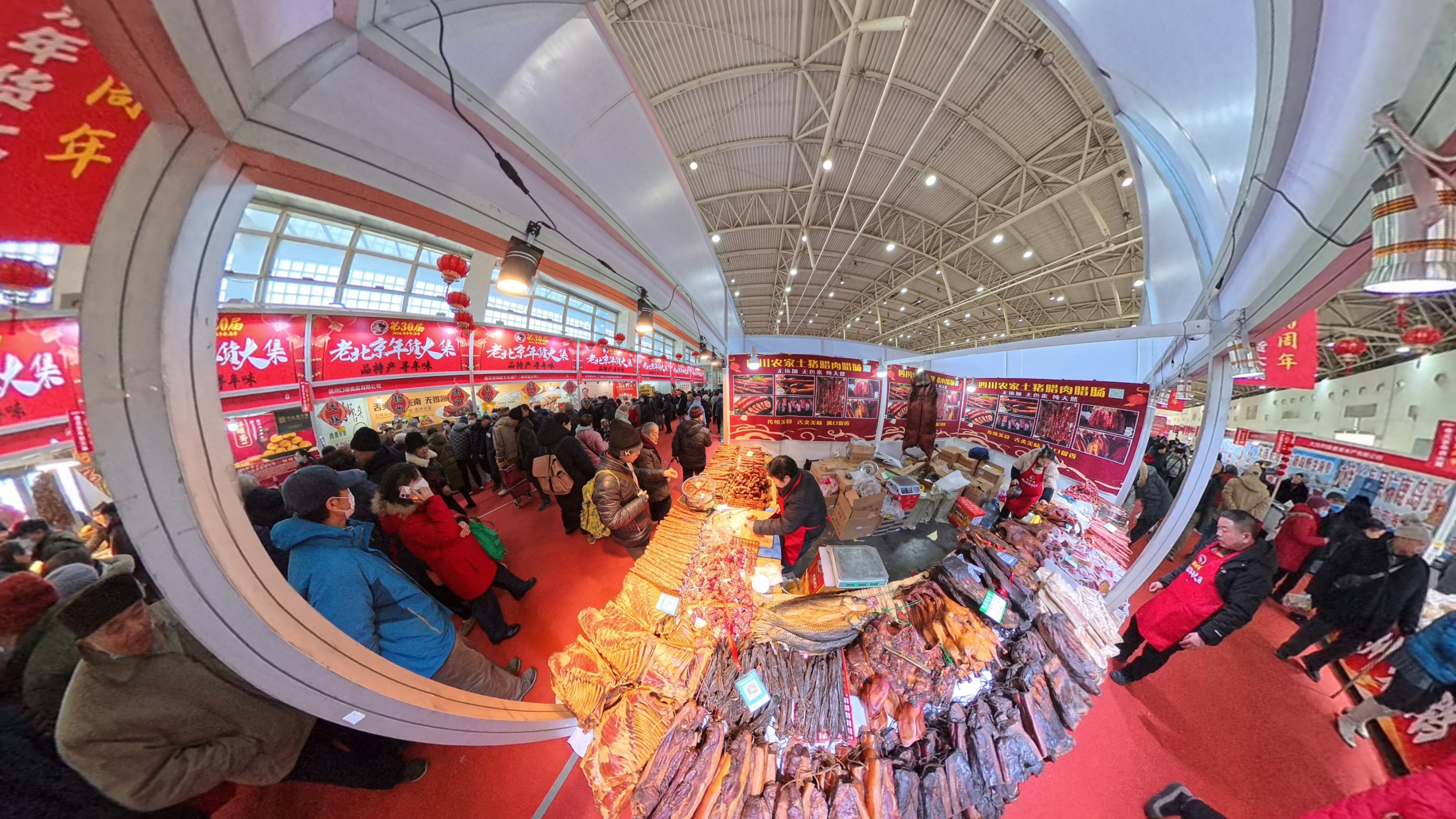 年货大集上,肉制品成为顾客采购的重点。人民网记者 王天乐摄