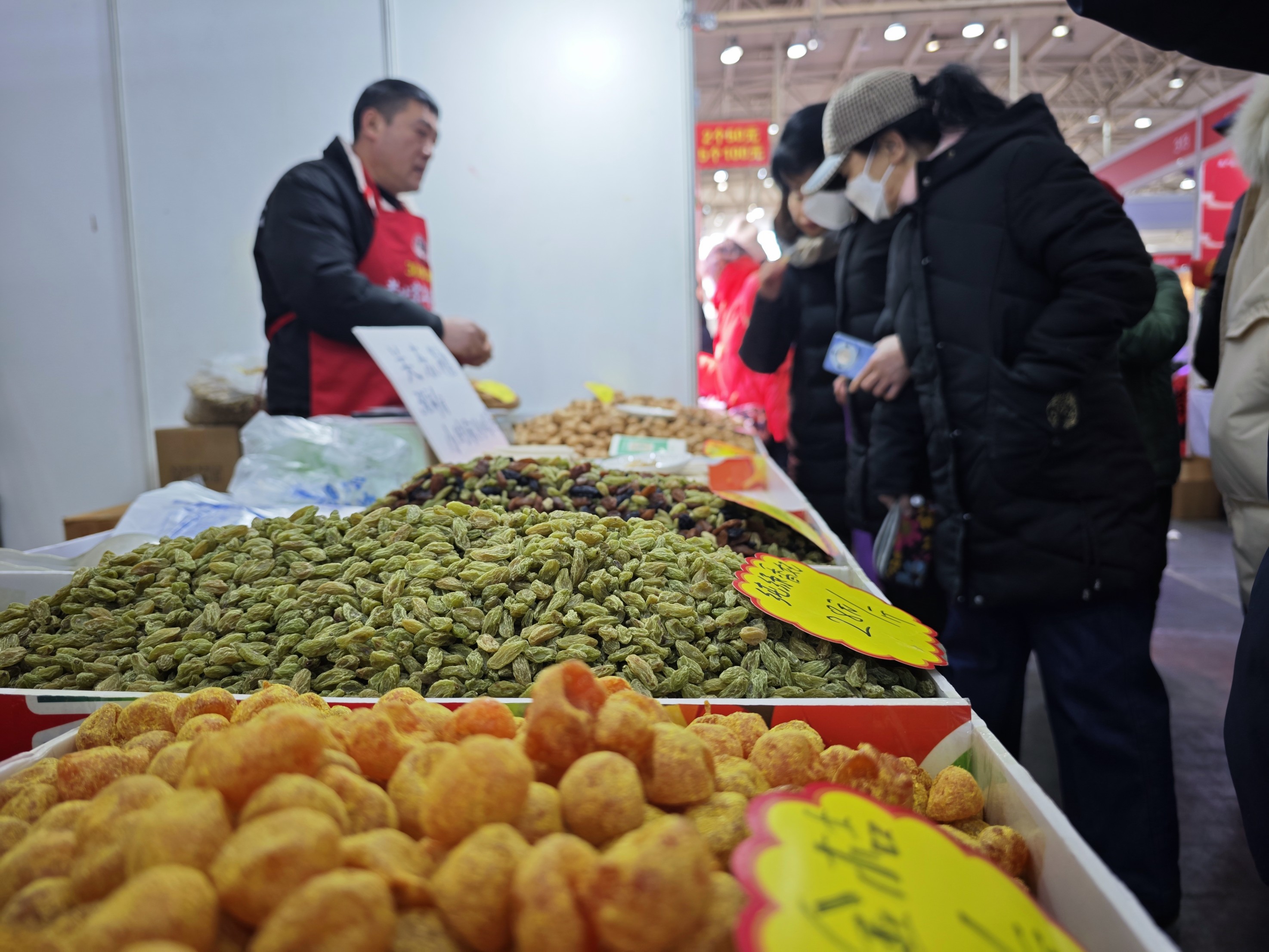 临近春节，干果成为百姓采购年货的重要一项。 人民网记者 李栋摄