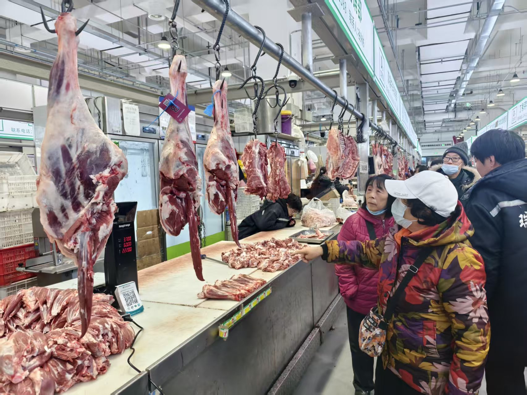 在北京鲜活农产品批发市场，肉制品购销两旺。人民网记者 李栋摄