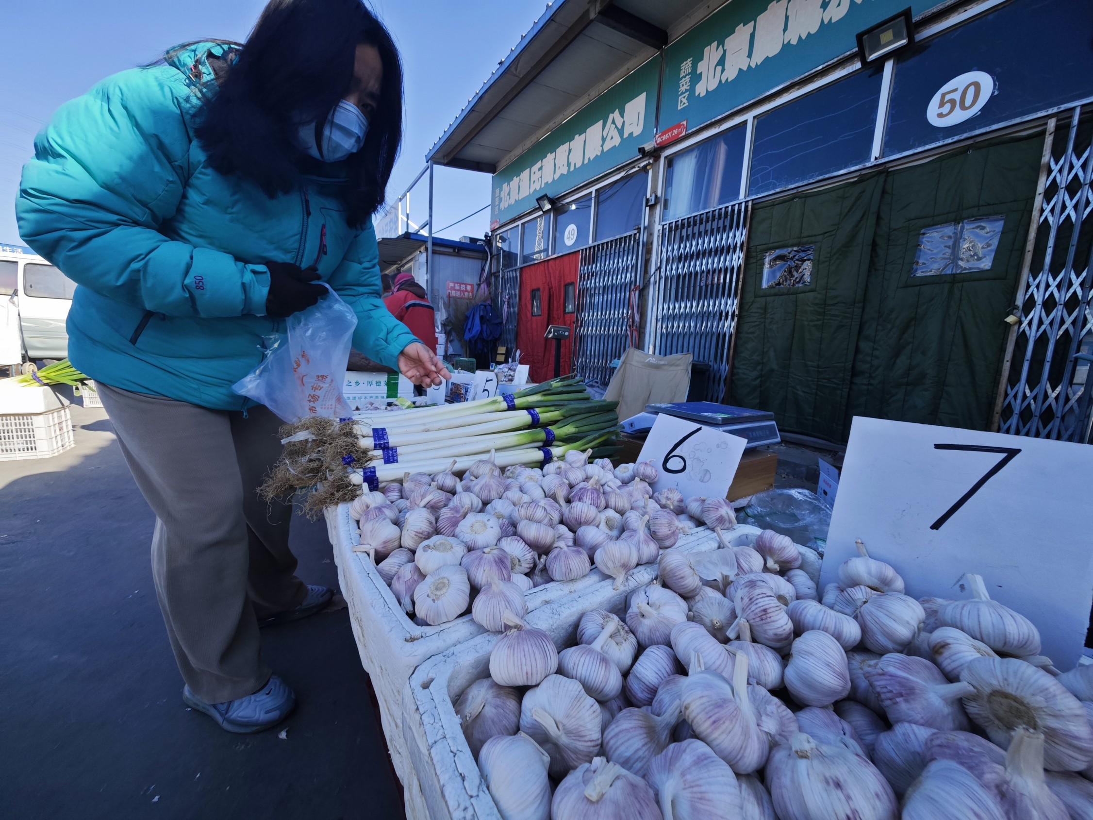 在北京大洋路农副产品批发市场，“菜篮子”产品品类充足。人民网记者 王天乐摄