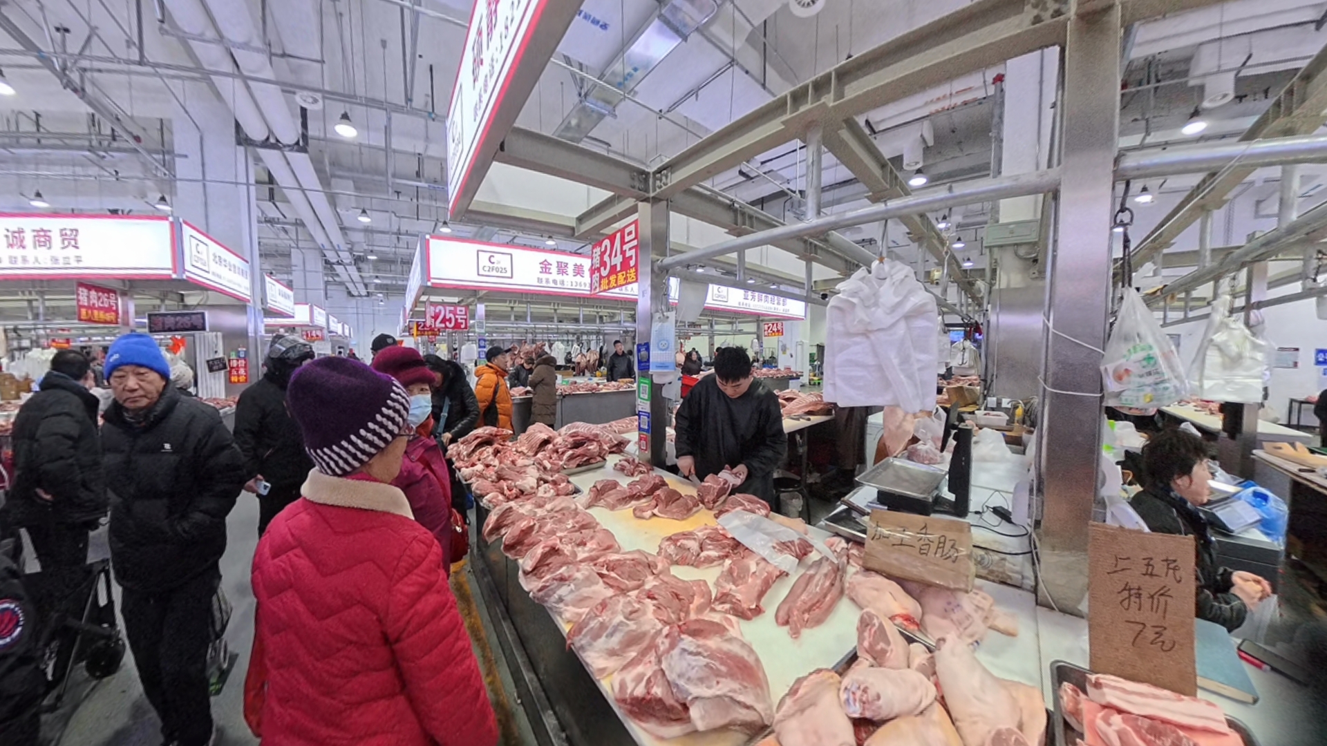 在北京鲜活农产品批发市场，前来选购肉制品的市民络绎不绝。人民网记者 李栋摄