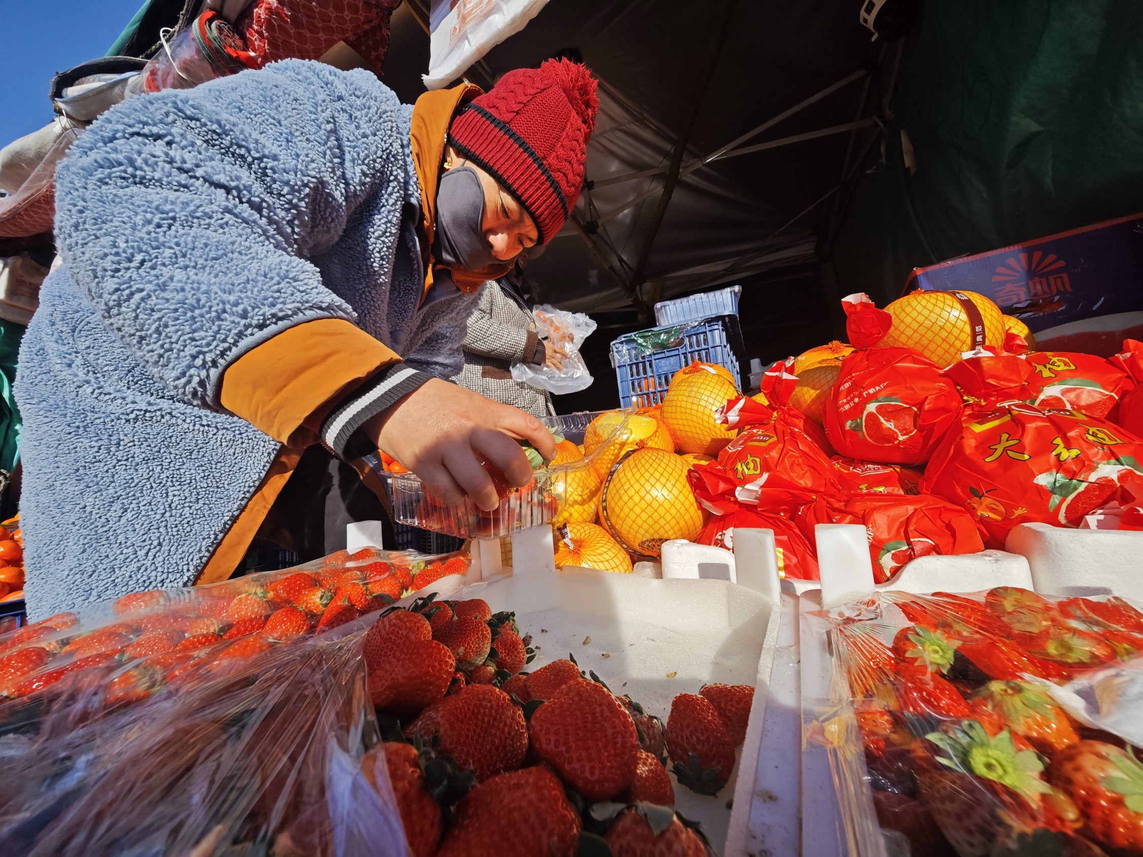 在北京大洋路农副产品批发市场，附近居民正采购水果。人民网记者 王天乐摄
