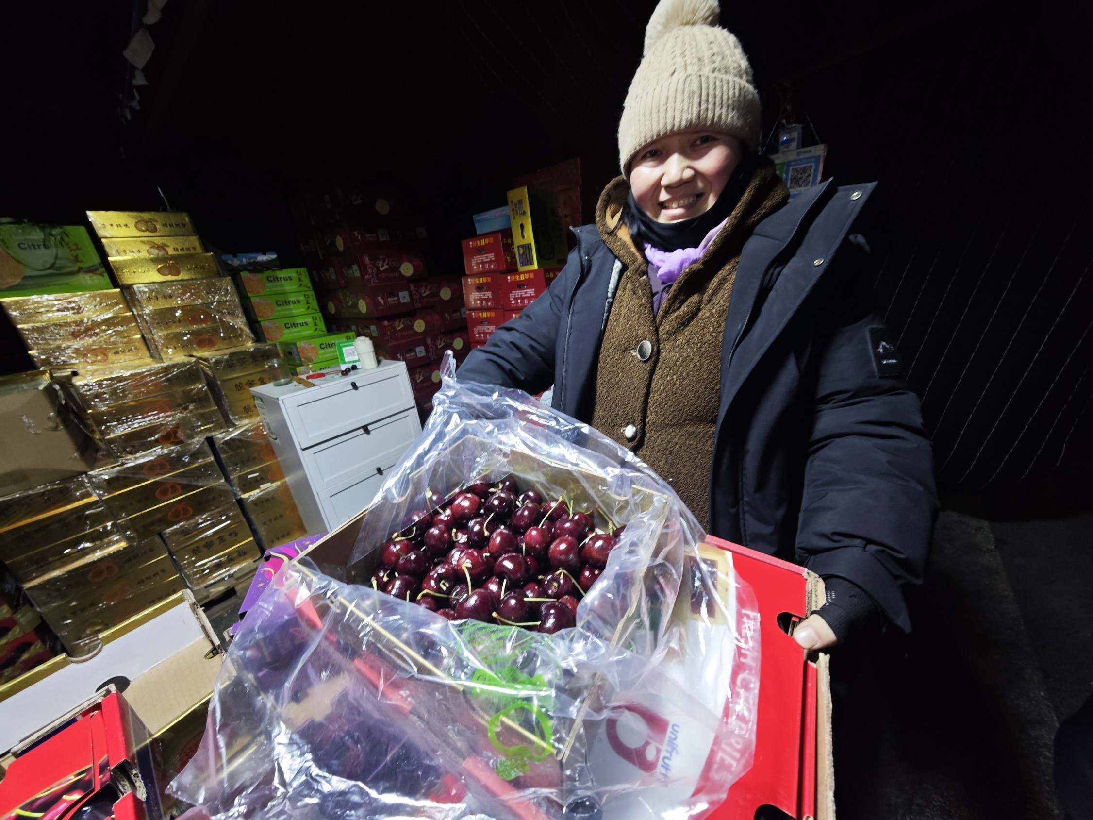在北京鲜活农产品批发市场，商户展示刚刚到货的进口车厘子。人民网记者 王天乐摄