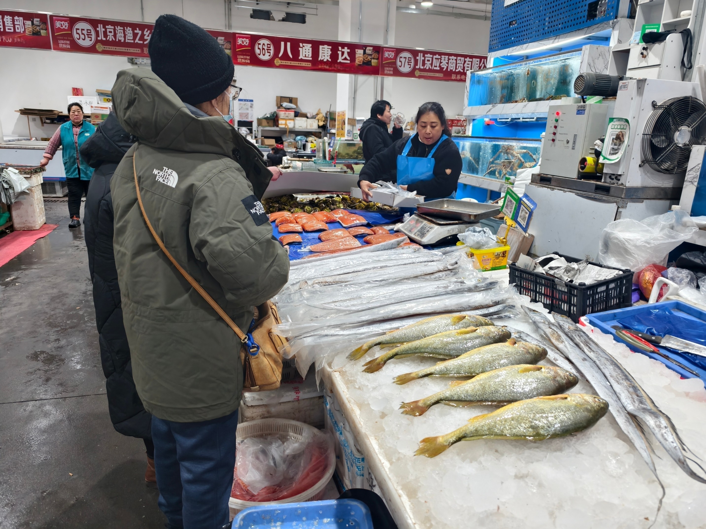 在北京鲜活农产品批发市场，水产品货物充足。人民网记者 李栋摄