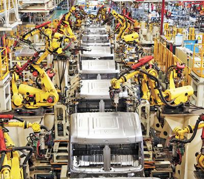 加速！新能源重卡跑向中长途企业也在积极发力，龙头整车企业研发强度不断提升，并纷纷联合产学研机构、上下游企业组建创新联合体，协同推动技术研发、测试验证、成果转化与产业化。宇通重卡提出多能源融合的未来新能源重卡技术路线，短途场景以纯电为主，中长途场景以大电量和增程为主，工业副产氢或绿氢产地以氢燃料为主，推动重卡行业新能源化；博世氢动力推出4款氢动力模块，可全面覆盖4.5吨至49吨氢燃料电池商用车在冷链、环卫、工程及物流等典型场景的应用。