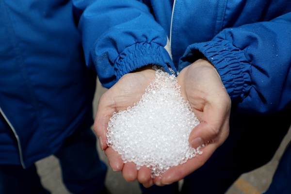 白色的POE(聚烯烴彈性體)顆粒。受訪者供圖