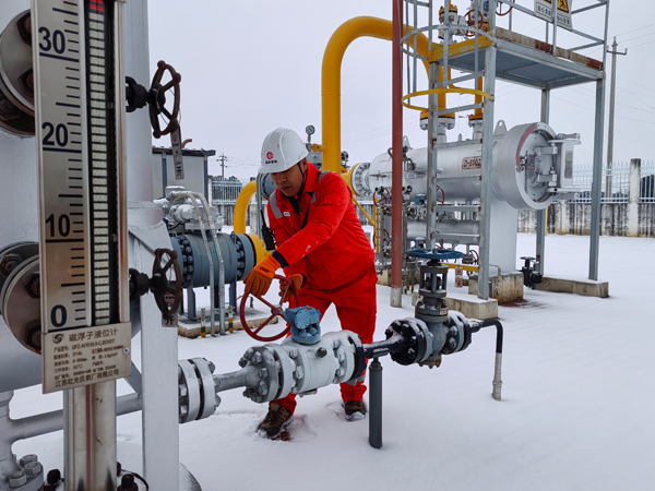工作人员在储气库生产区进行生产操作。受访者供图