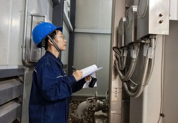 工作人员对青洲六期海上风电场陆上升压站进行巡检。受访者供图